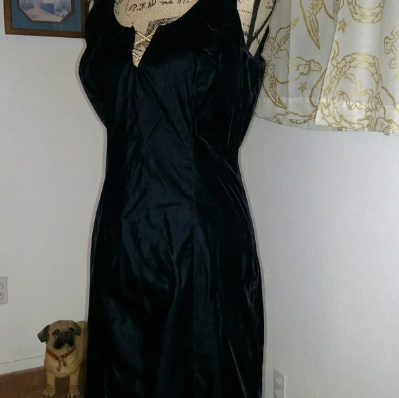 Jeweled neckline detailed Black Velvet dress - Picture 2 of 11